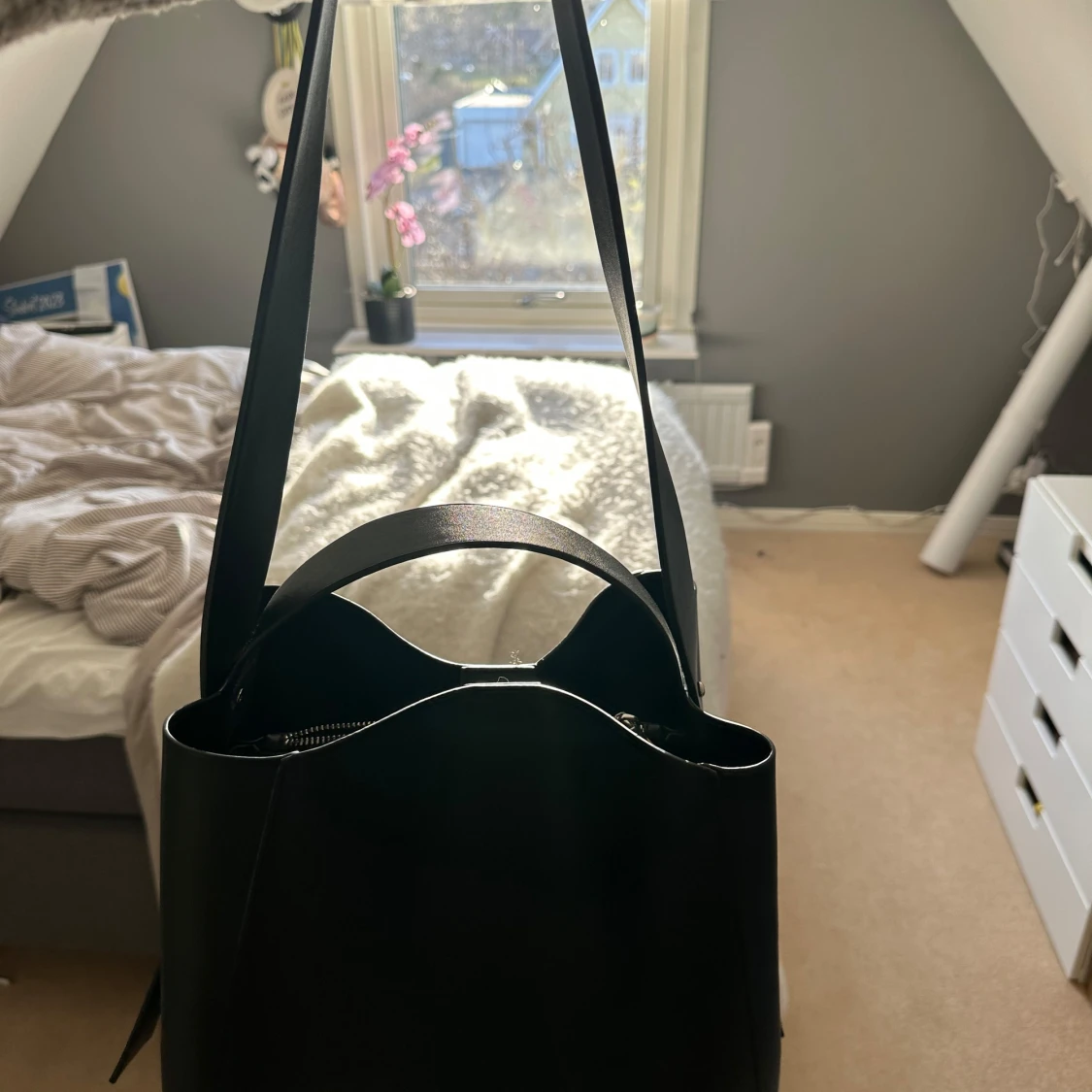 Svart axelväska i skinn - 1