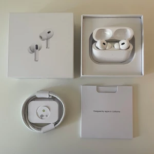 Hörlurar - Helt oanvända hörlurar. Funkar precis som riktiga, tveka inte på att kontakta om du har några som helst frågor eller funderingar. 