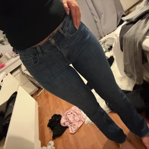 Blå jeans - Snygga blå jeans med medel hög midja och en tight passform. Perfekta för en stilren look. Klassisk design med fem fickor och knappgylf.❣️