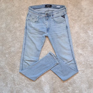 Ljusblåa replay anbass jeans - Stl w33 l34 - Hej säljer ett par snygga replay jeans I anbass modellen och sitter slim. Stl - w33 l34. Skick: 8,5/10 Mycket bra skick! Hör av dig om du har några frågor. Mvh Galgen 🤗