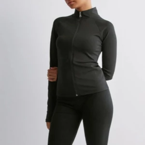 Träningskofta från Nelly - Snygg och suuuper bekväm träningskofta från Nelly. Säljes då jag nästan aldrig använde den. Annars så bekväm och super snygg! Nypris låg på 349kr