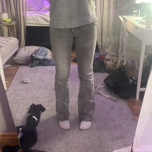 Low waist bootcut jeans från gina - Dom hör byxorna är jättefina och är i jättebra skick, tyvärr lite korta för mej och därför säljer jag dom💗
