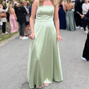 Ljusgrön balklänning - Säljer min balklänning, använd 1 gång 2023. Köpt i USA på Macys. Jag är 170cm och den är upplagd några centimer och lite justerad upptil. Så fin färg!! Har några centimeter klack på bilderna!💚 Skriv för fler bilder!!