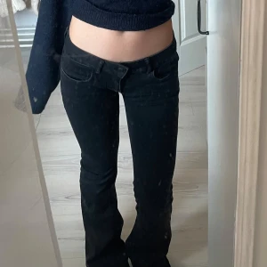 Svarta bootcut byxor från VRS - Snygga svarta bootcut byxor från VRS. De har en låg midja och är perfekta för en stilren look. Byxorna är tillverkade i ett bekvämt material som ger en bra passform. Perfekta för att matcha med olika toppar och skor. Low waist, det är omsydda! Men bra sytt, se sista bilden