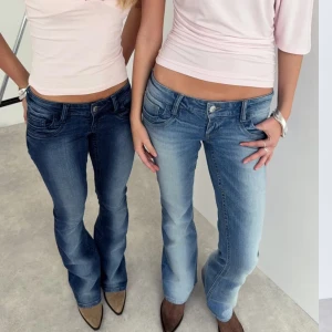 Blåa jeans Gina Young 14+ - Säljer dessa jätte fina lågmidjade jeans från Gina då de inte kändes som att de passade mig. De är helt nya och jag har aldrig använt dem, prislappen sitter även kvar. Hör av er om ni har funderingar💕