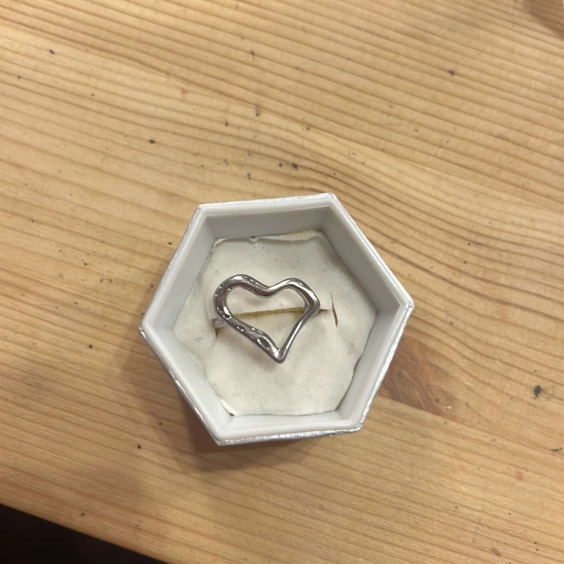 Silverfärgad hjärtformad ring - 1