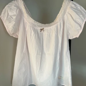 Odd Molly topp - Säljer en söt ljusrosa topp från Odd Molly. Den har spets detaljer och en rosett vid kragen. Jag köpte den på Sellpy men säljer då den ej kommer till användning💓💓