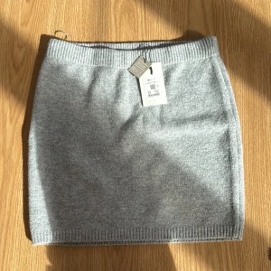 Grå stickad kjol  - Grå stickad kjol från bik bok i storlek XS med prislapp kvar säljer då jag aldrig får användning av varan 