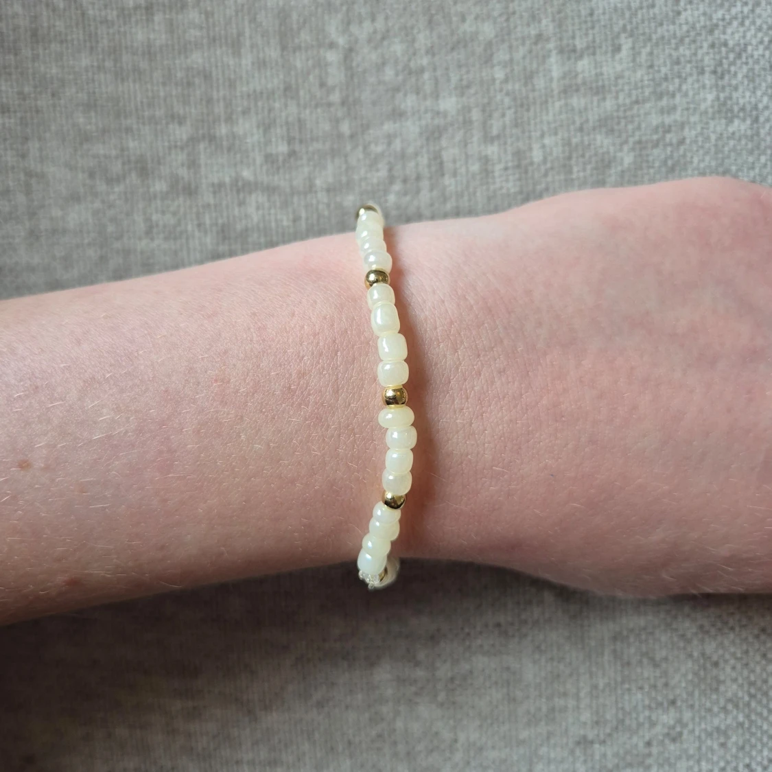 Pärlarmband med vita och guldpärlor - 1