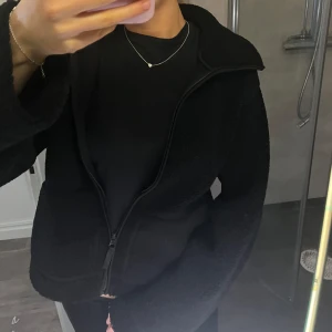 Svart teddyjacka med dragkedja - Bb