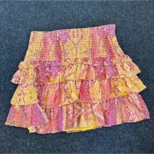 Zara kjol - Säljer denna populära zara volangkjol i storlek xs.💕