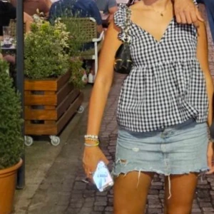 Svartvit rutig blus - Säljer en söt svartvit rutig blus med v-ringning och ärmlös design. Knyts i baksidan! Kan skicka fler bilder om det önskas! Köpt för massor av år sedan och använt en del men syns inte alls! Passar xs-m.