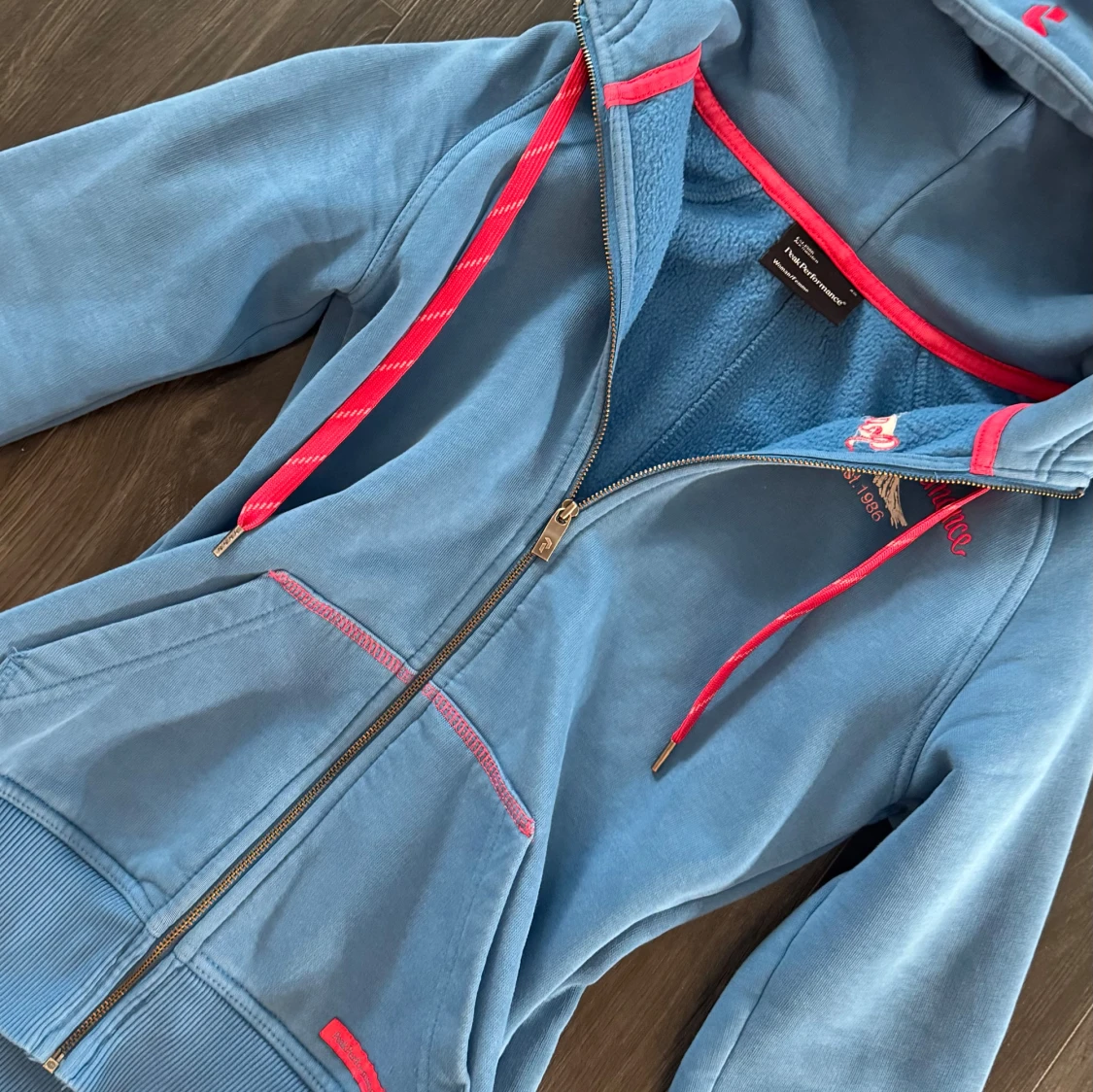 Blå hoodie från Peak Performance