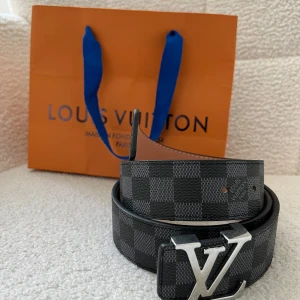 Svart/grått bälte - Svart/grått bälte med ett silver spänne. 450kr inkl frakt 