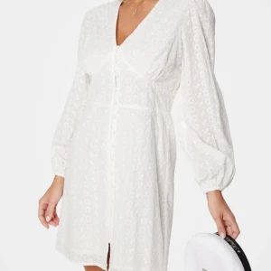 Vit klänning - En klänning från bubbleroom endast använd en gång på skolavslutning