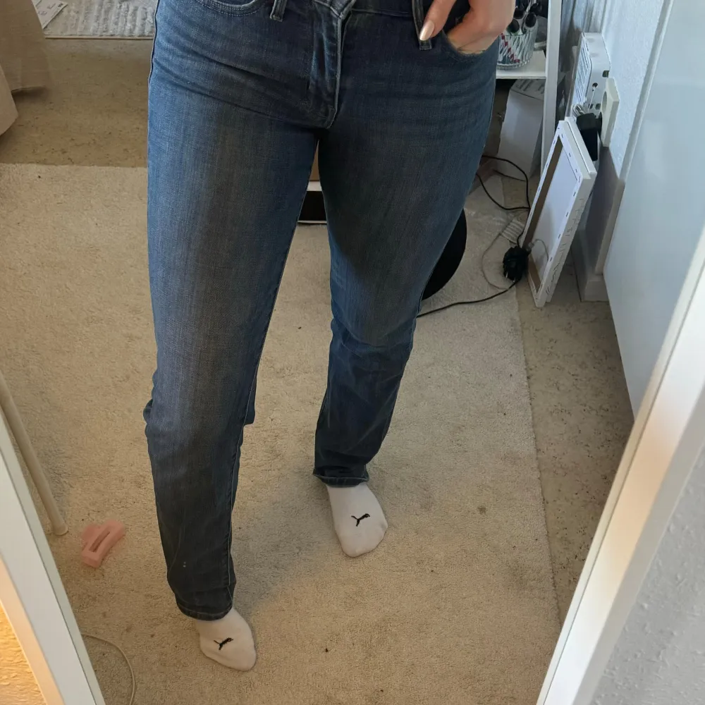 Säljer ett par ursnygga midhigh/low waist vintagejeans i modellen ”Slimming straight”. Storlek 26. Formar sig jättefint efter kroppen. Denna modell på jeans har varit mina favoriter i flera år. Så snygga, sköna och perfekta vårjeans!😍. Farkut & Housut.