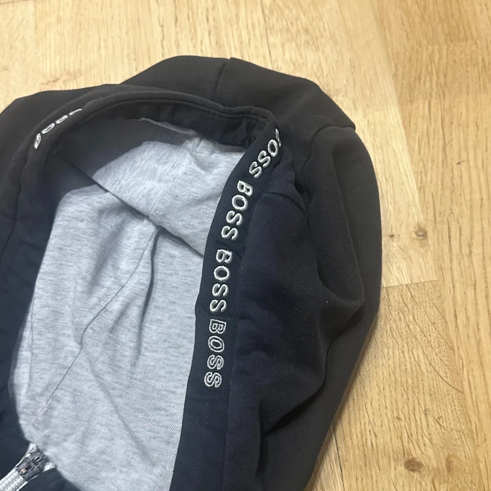 En svart Hugo boss tröja i storlek XL, men sitter som storlek m. Köpt för 1500kr för något år sedan. . Neuletakit & Villapaidat.