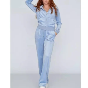 Ljusblå juicyset  - Ett jättefint, ljusblått juicyset i väldigt bra skick! Byxorna är i storlek xs och koftan är s. Har några små defekter på benet men inget som är tydligt. Kontakta för fler bilder! 