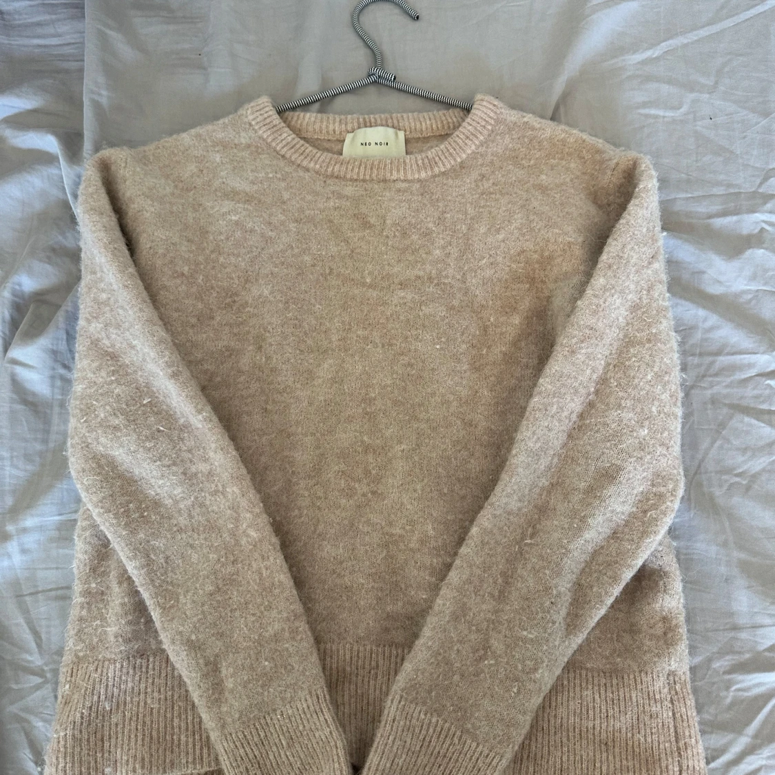 Beige stickad tröja från Neo Noir - 1