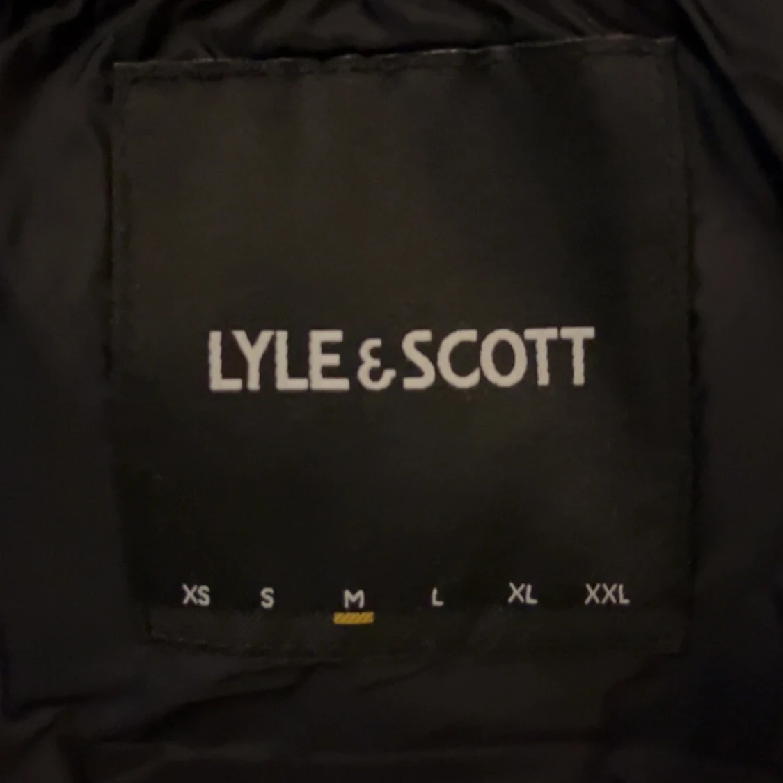 Svart dunväst från Lyle & Scott - 1
