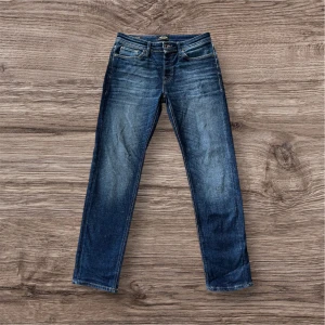 Jack & Jones Tapered Mike Jeans - Jack & Jones jeans i storlek 30/32. Använda ett par gånger men ändå i mycket bra skick. Har du frågor så är det bara att höra av sig. Pris kan diskuteras🤝