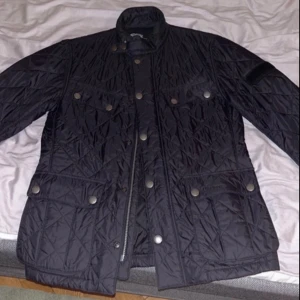 Barbour jacka - Barbour jacka nypris runt 3000. Nyskick, ingen skada på jackan, enbart tecken på användning. Passar s och m. Hör av dig vid övriga frågor;)