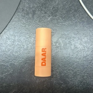 DAAR Bronzer Stick - Bronzer stick i färgen Bronzed Honey från DAAR i en praktisk och stilren förpackning. Den har en krämig konsistens som ger en jämn och naturlig täckning. Perfekt för att skapa en felfri bas.