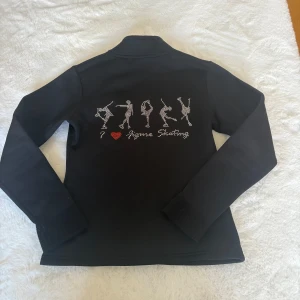 Konståknings kofta  - Konståknings kofta, knappt använd! Köpt på teijasskateshop! Ingen lukt. Nypris 990kr