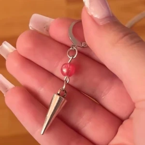 Hemmagjort silverörhänge med en liten rosa pärla - Hemmagjort silverörhänge med en rosa pärla💕😍 Säljs styckvis 