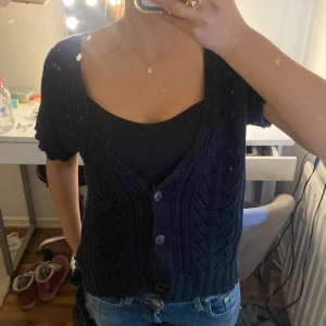 Svart kofta  - Jätte söt kofta feån American Eagle Outfitters, står inte storlek men kan tänka mig att det är xs/s