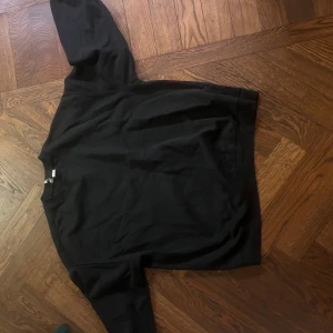 Svart tröja från Divided - Säljer en klassisk svart tröja från Divided. Tröjan har en enkel design med rund hals och långa ärmar. Perfekt för en stilren och bekväm look.