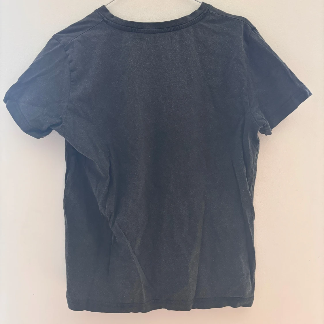 Svart t-shirt med tryck från Sofie Schnoor - 1