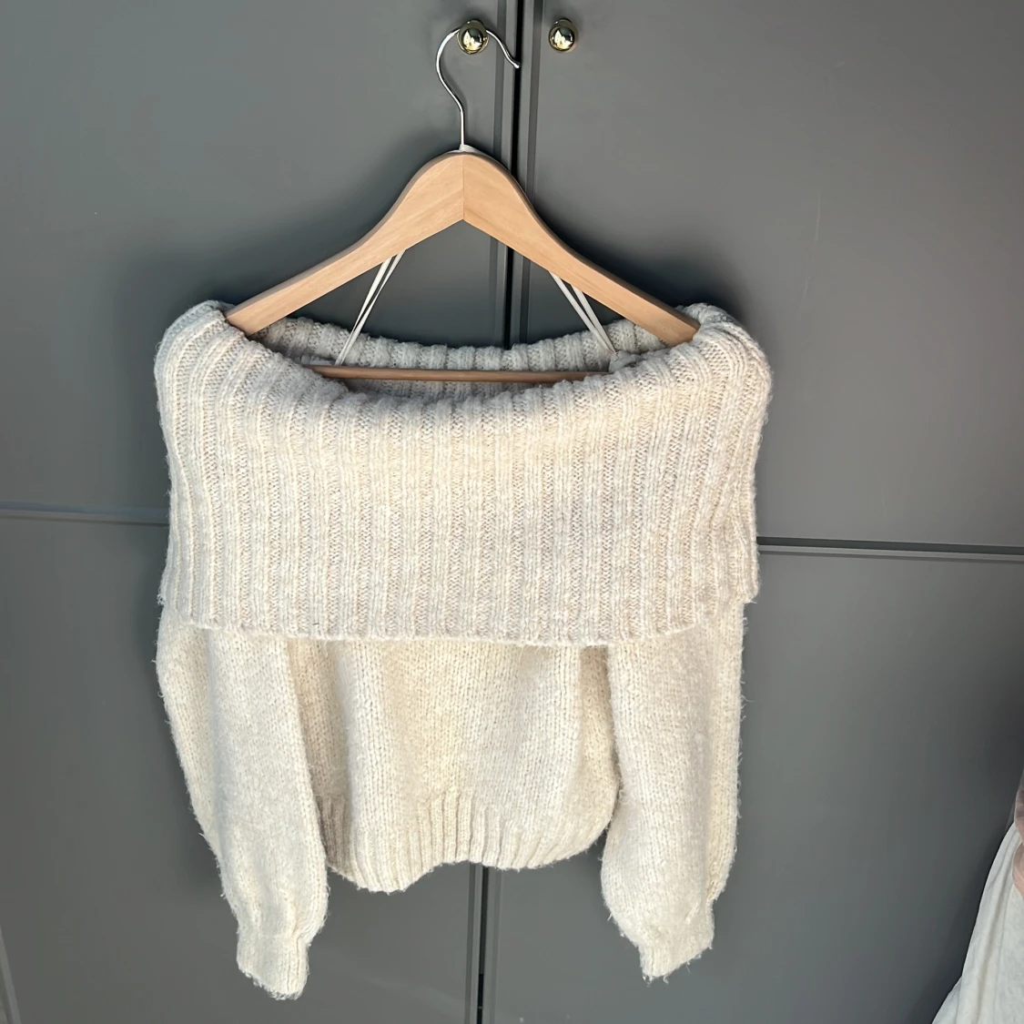 Beige stickad offshoulder tröja - 1