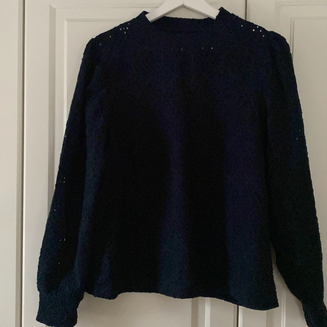 Mörkblå stickad tröja från Holly & Whyte