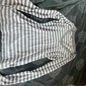 Holister  - Säljer en 2000talet holister tröja. Den e jätte fin och sitter skit bra. Står den e M men passar S-Xs