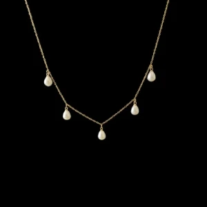 Guldhalsband med pärlor - Elegant guldhalsband med fem hängande pärlor. Perfekt för att ge en sofistikerad touch till din outfit. Kedjan är tunn och smidig, vilket gör den bekväm att bära hela dagen.