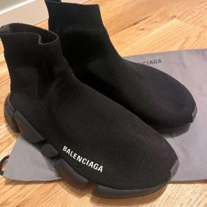 Balenciaga Speed Trainer svarta sneakers - Påse o kvitto finns | Svarta Balenciaga Speed Trainer sneakers med stickad ovandel i stretchig syntet och chunky platt sula. Strumpliknande passform och vit logga på sidan. Grymt futuristisk vibe och superbekväma att bära hela dagen.