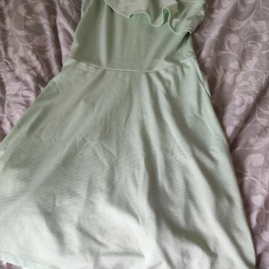 Grön klänning  - Detta är en grön klänning från H&M med små silvriga ränder på. Perfekt att ha på sommaren 🌼 Dm för frågor<3