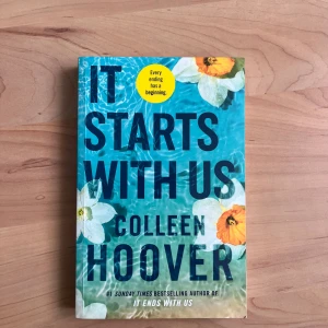 It Starts With Us - En roman av Colleen Hoover, denna är fortsättningen på den populära romanen ”It ends with us.” Perfekt för unga vuxna som gillar känslostarka berättelser och relationer. 