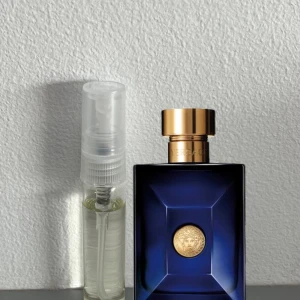 Versace Dylan Blue sample - Säljer en 5ml sample av Dylan blue, en riktigt fin doft som passar i alla tillfällen. Perfekt om du bara vill testa den eller ha på dig den. Skriv vid mer funderingar🔥