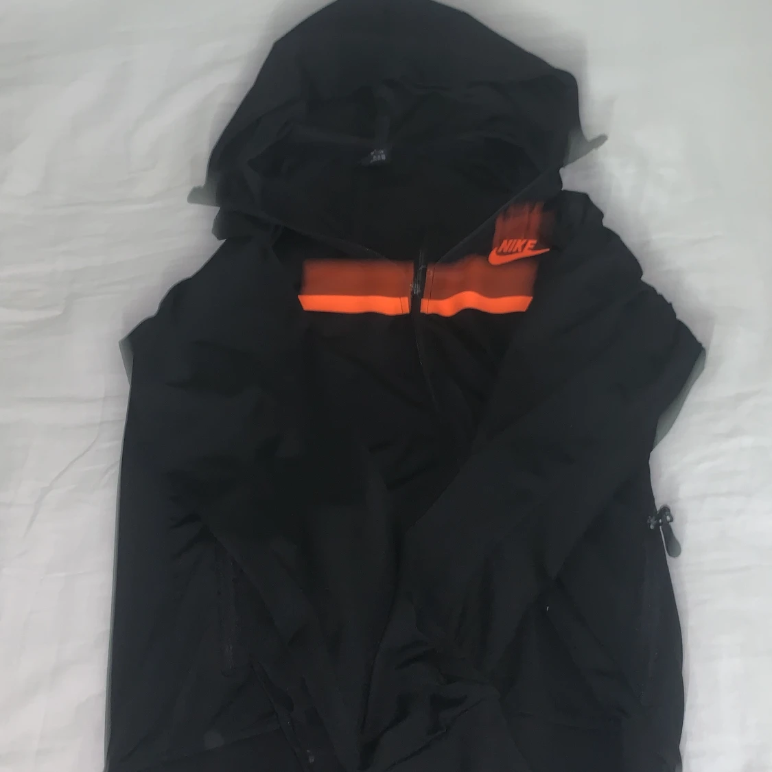 Nike svart vindjacka med orange detalj