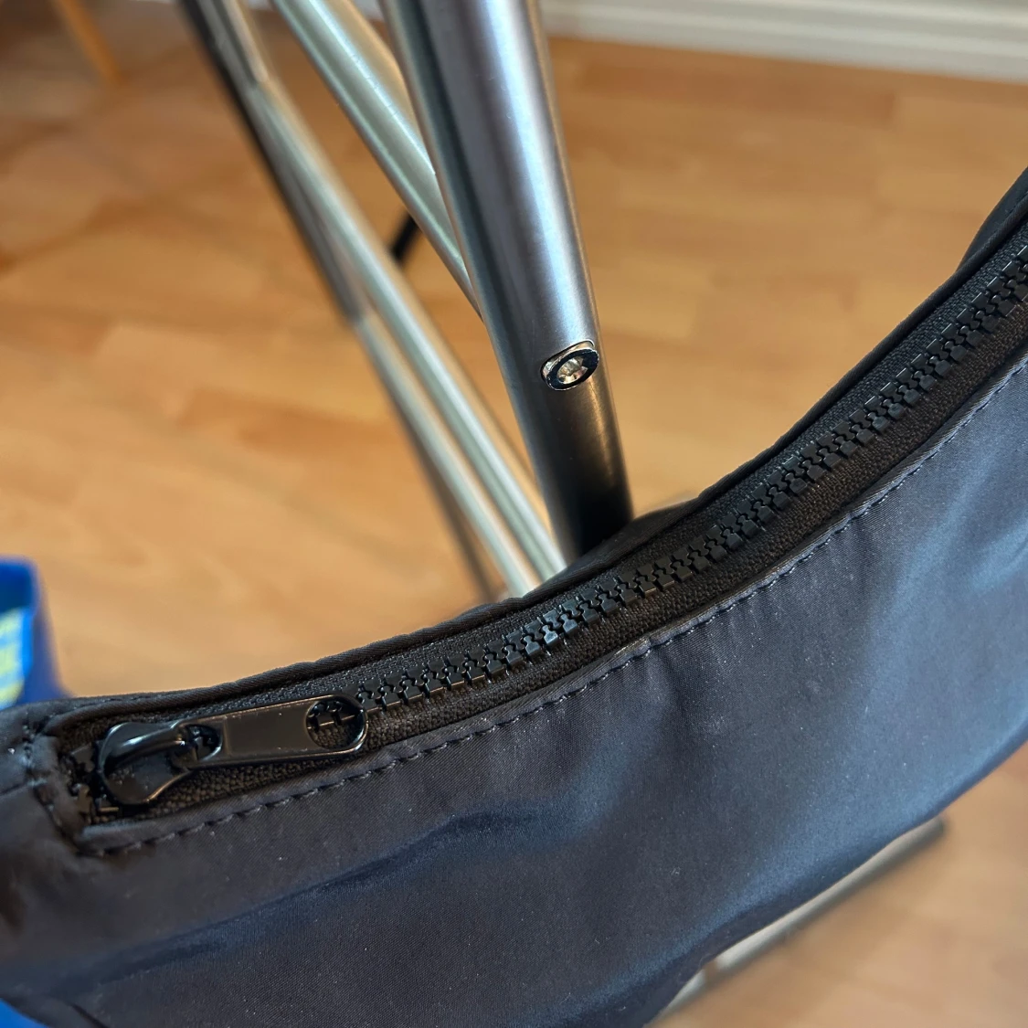 Svart axelväska i syntetmaterial - 3