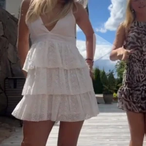 Vit klänning  - Superfin vit  klänning från märket Le Capsole💕 endast använd 1 gång så mycket fint skick!!! Storleken är S