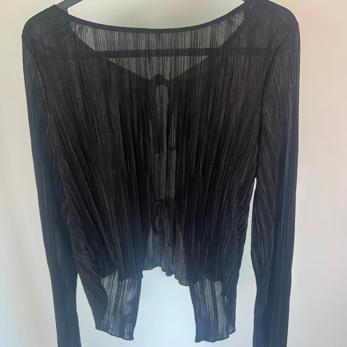 Svart plisserad topp med knyt