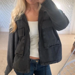Jeans jacka - Så snygg jeans jacka som bara är använd ett fåtal gånger (lånad bild)