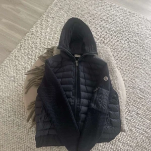  Moncler Cardigan - Hej! Säljer min snygga mörklblåa cardigan från Moncler. Vet ej om den är äkta men har köpt den av min kompis och han sa den var äkta alla qr koder allt fungerar.  Storlek Xl                                  Passar M/L kan skicka bild när jag har den på om det önskas.  