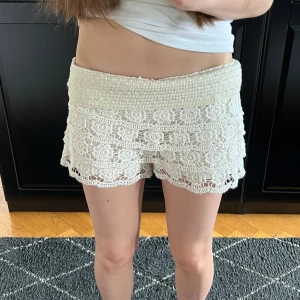 Söta spetsshorts  - Obs storlek är M/L! Eftertraktade spetsshorts köpta här på Plick, aldrig använda. Säljer då de är för stora, brukar ha S för referens❤️. Super fina som går o vika ned så blir de low waist. 