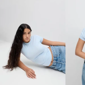 Ljusblå basic tight fitted t-shirt - En enkel och fräsch ljusblå t-shirt med rund hals och korta ärmar. Modellen är tight och passar perfekt till jeans eller shorts. T-shirten är tillverkad i mjuk bomull som känns skön mot huden. Använt bara 1-2 gånger. Pris kan diskuteras.