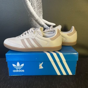 Adidas Samba  - Adidas Samba sneakers i beige och vitt med klassiska tre ränder på sidan och gummisula. Kommer i originalkartong. 🔴Helt nya, endast testade 🔴
