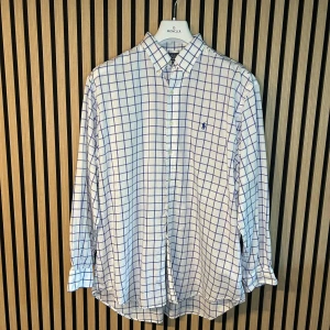 Ralph Lauren skjorta rutig  - Rutig Ralph Lauren skjorta. Skick 9/10. 142cm bröstvidd, 61cm ärmlängd och 41cm kragmått. Hör gärna av dig vid minsta fundering😊Skjortans passform är oversized. 